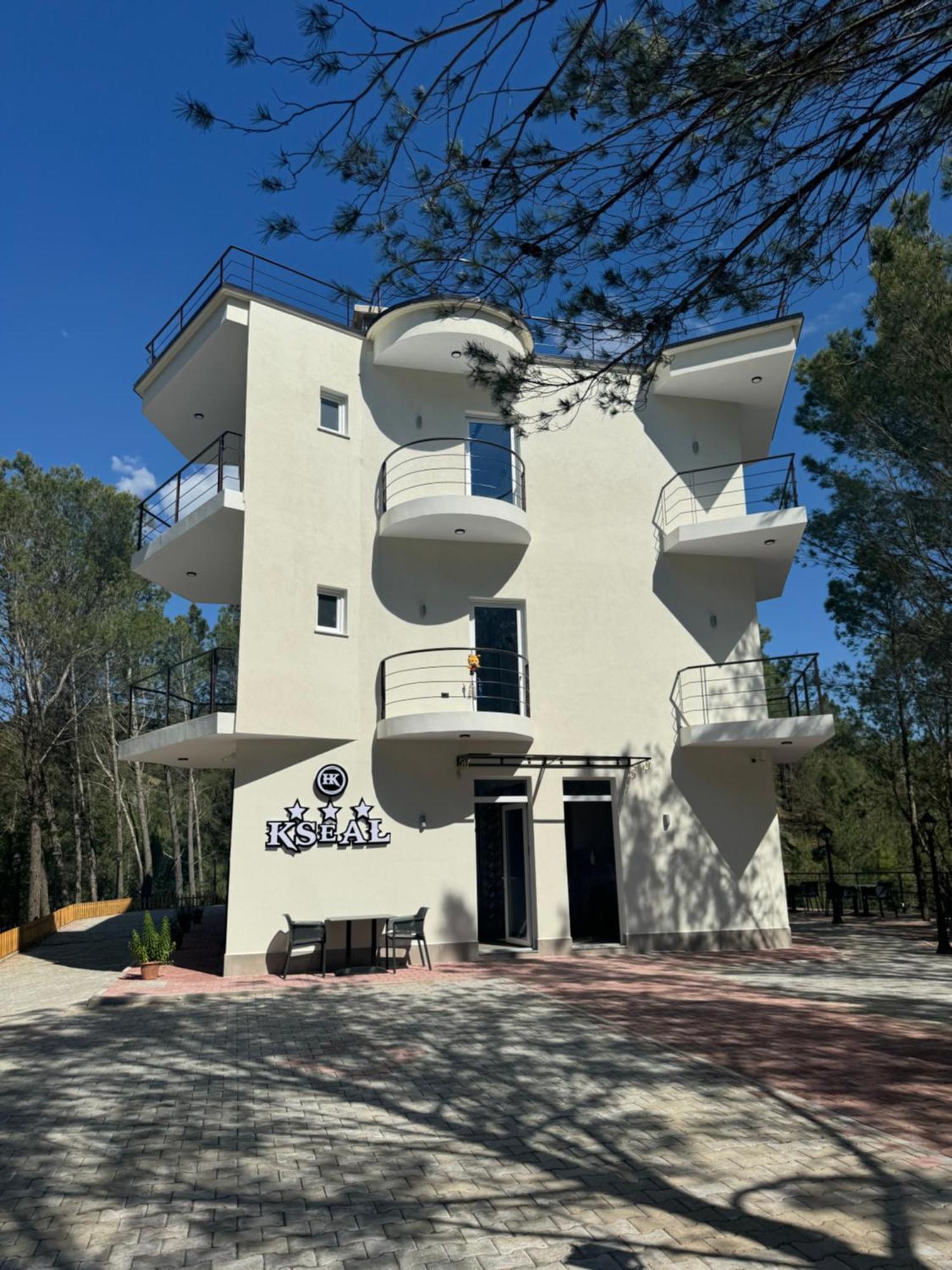 Hotel Kseal Пермет Екстер'єр фото