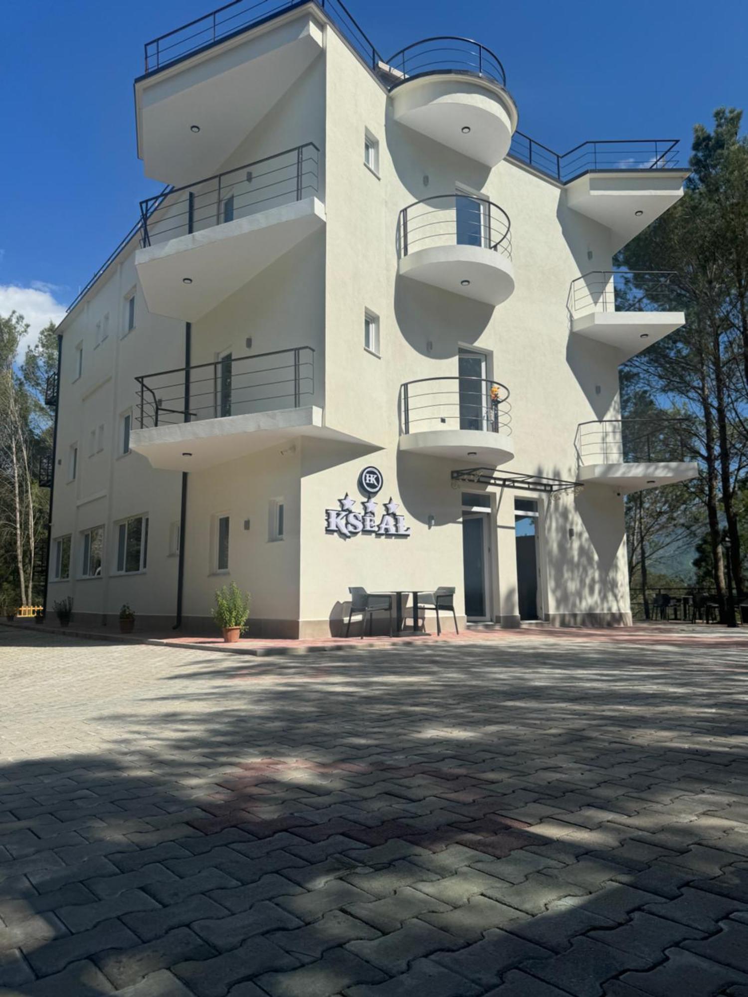Hotel Kseal Пермет Екстер'єр фото