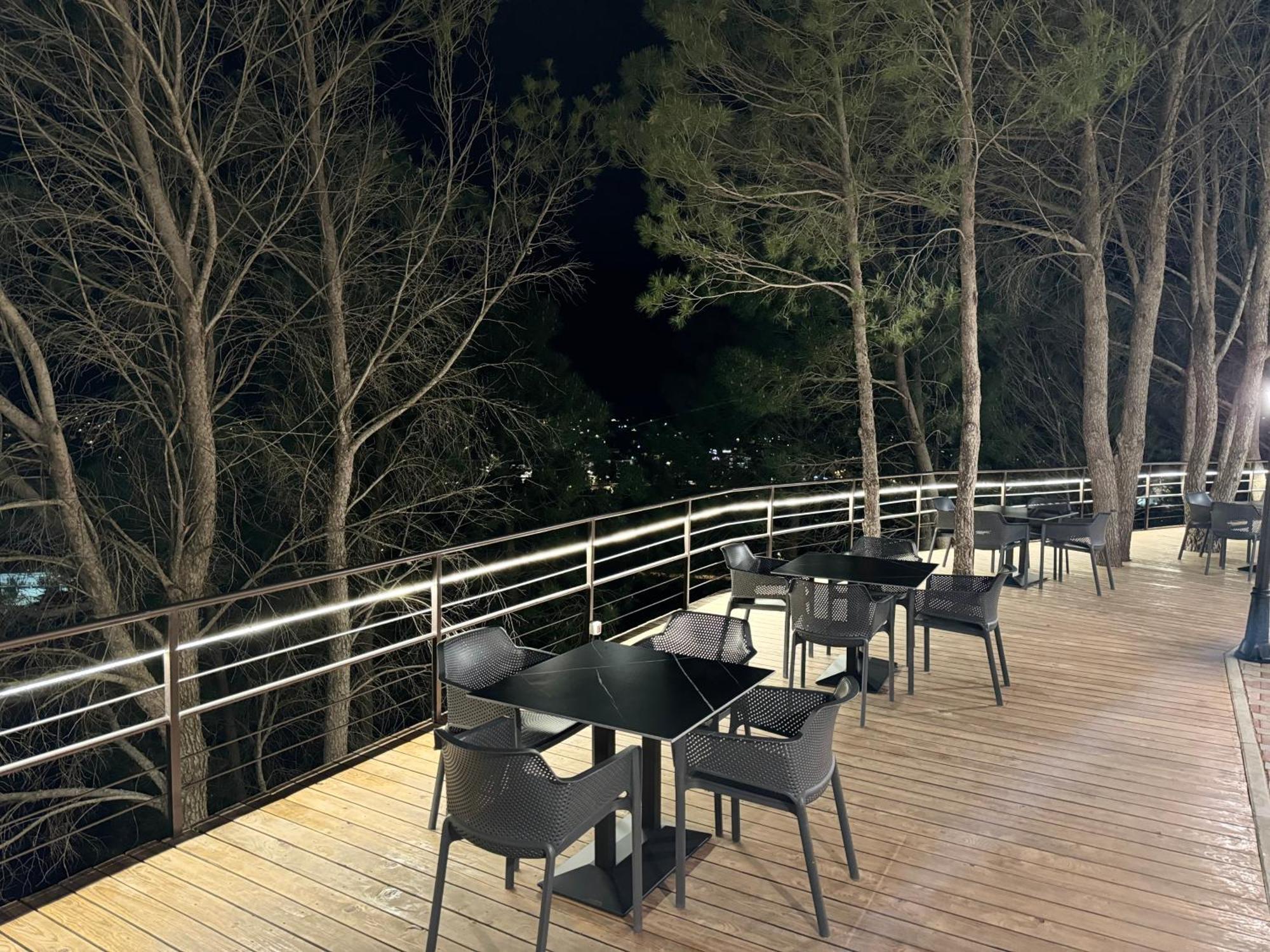 Hotel Kseal Пермет Екстер'єр фото